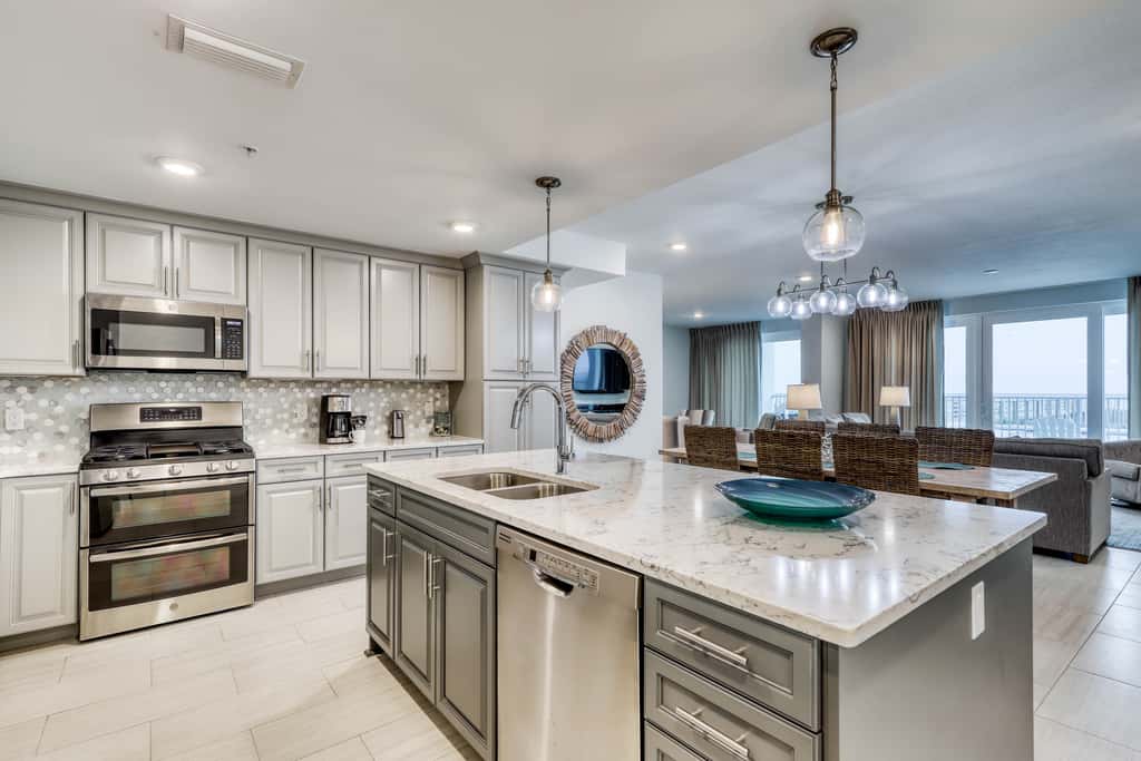 Blu 105 - Gulf-front condo with pools and seasonal beach service in a gated community