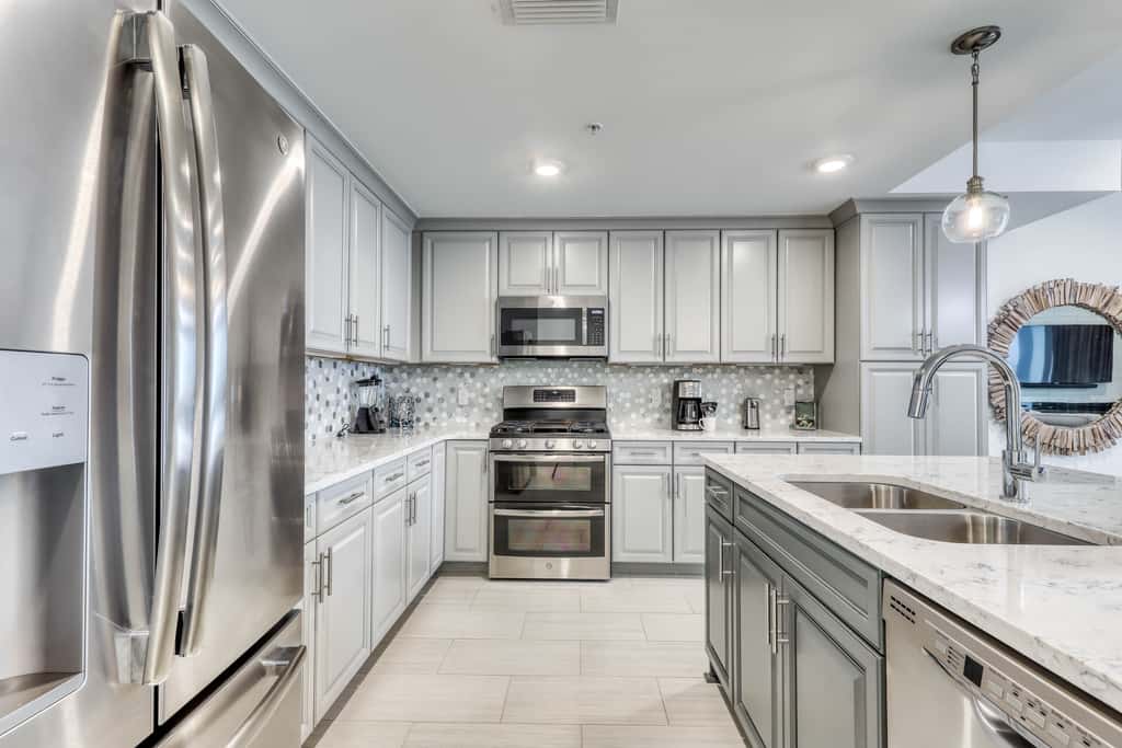 Blu 105 - Gulf-front condo with pools and seasonal beach service in a gated community