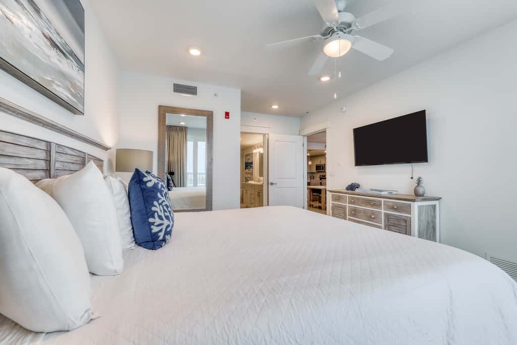 Blu 105 - Gulf-front condo with pools and seasonal beach service in a gated community