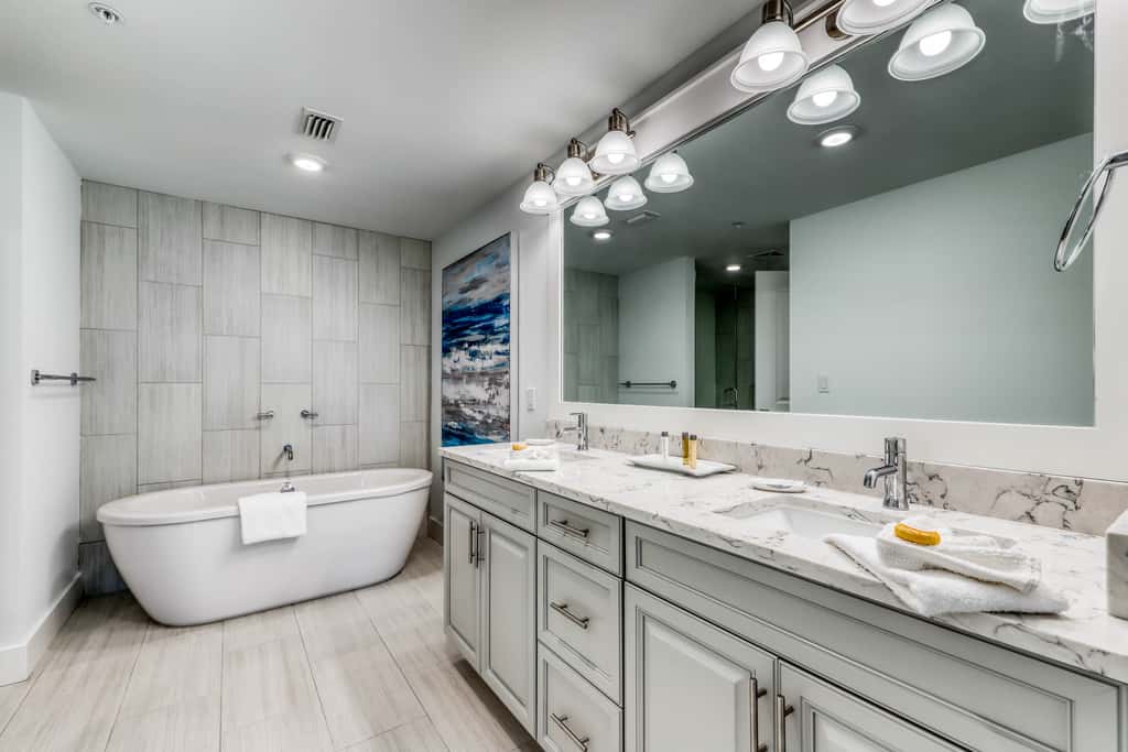 Blu 105 - Gulf-front condo with pools and seasonal beach service in a gated community