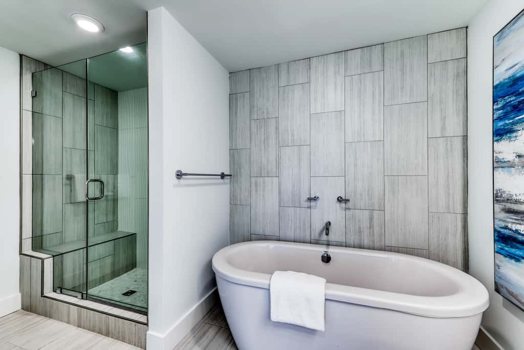 Blu 105 - Gulf-front condo with pools and seasonal beach service in a gated community