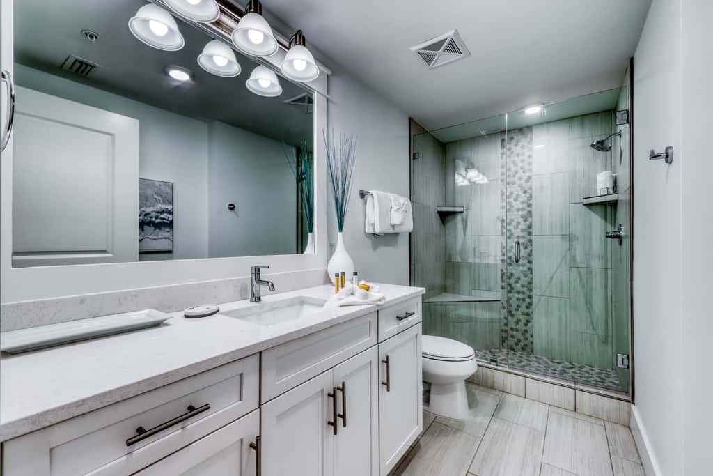 Blu 105 - Gulf-front condo with pools and seasonal beach service in a gated community