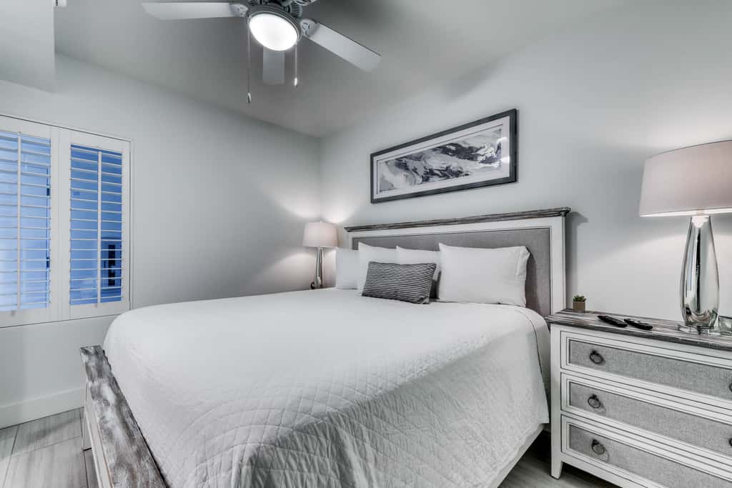 Blu 105 - Gulf-front condo with pools and seasonal beach service in a gated community