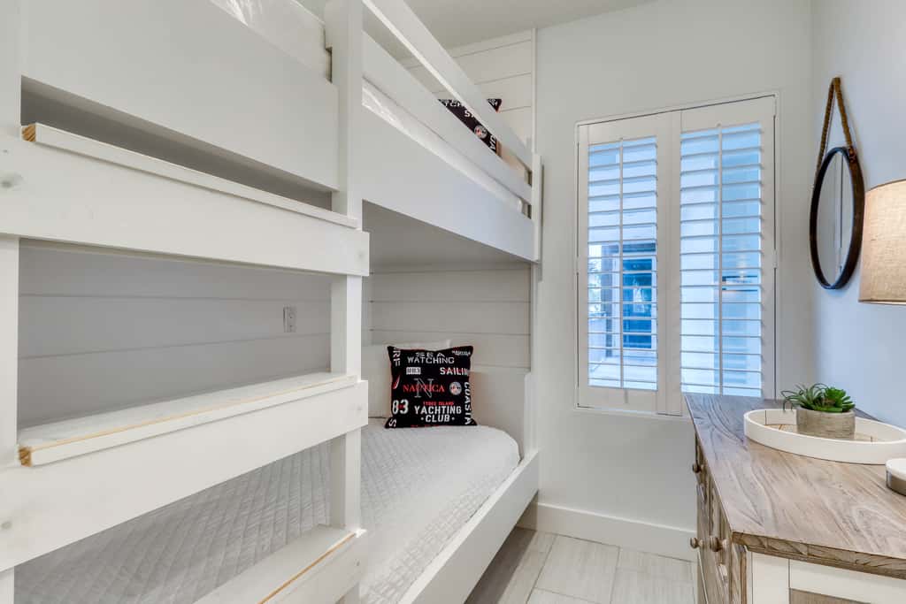Blu 105 - Gulf-front condo with pools and seasonal beach service in a gated community