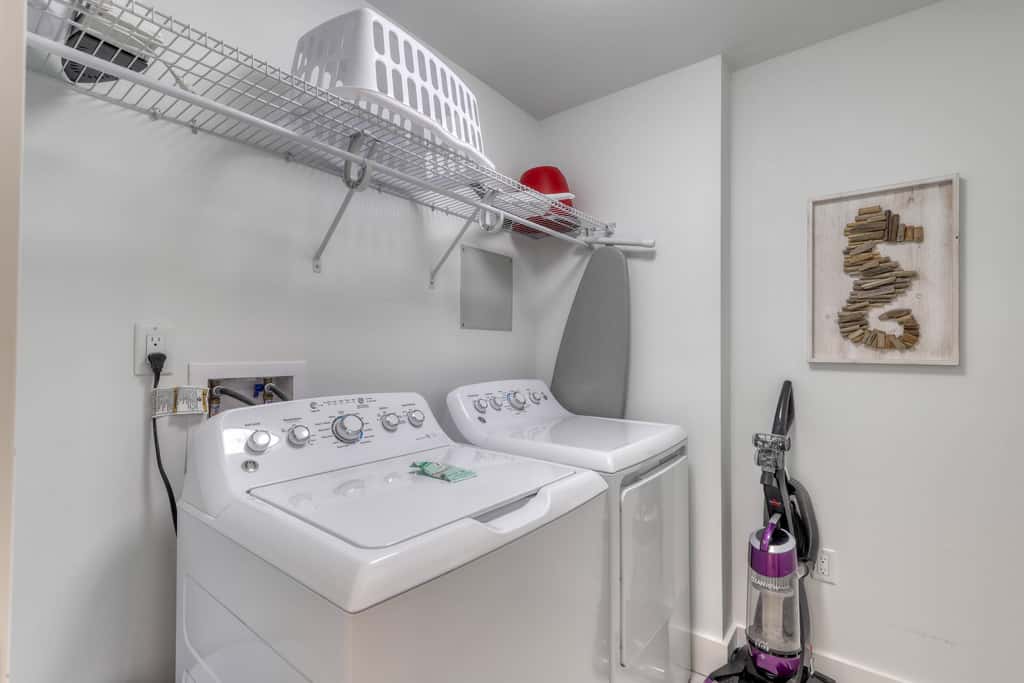 Blu 105 - Gulf-front condo with pools and seasonal beach service in a gated community