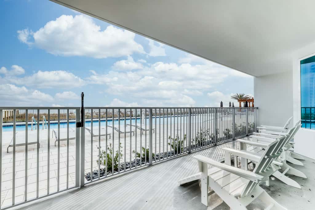 Blu 105 - Gulf-front condo with pools and seasonal beach service in a gated community
