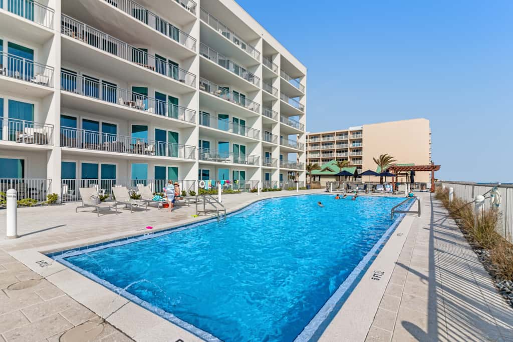 Blu 105 - Gulf-front condo with pools and seasonal beach service in a gated community