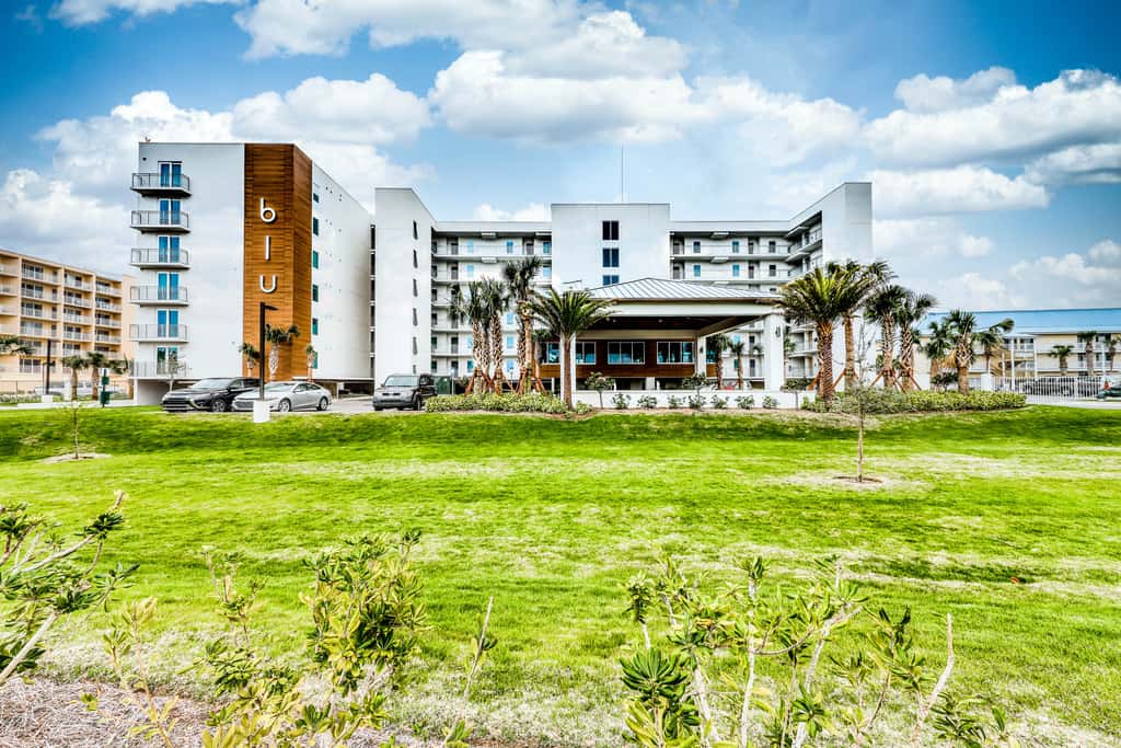 Blu 105 - Gulf-front condo with pools and seasonal beach service in a gated community