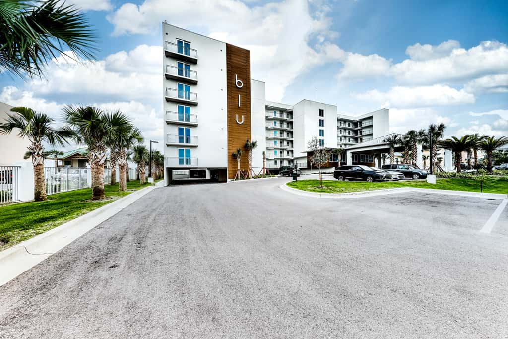 Blu 105 - Gulf-front condo with pools and seasonal beach service in a gated community