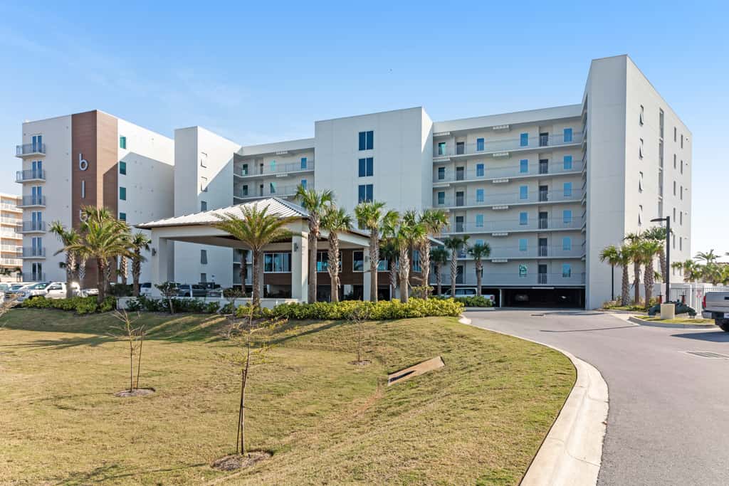 Blu 105 - Gulf-front condo with pools and seasonal beach service in a gated community