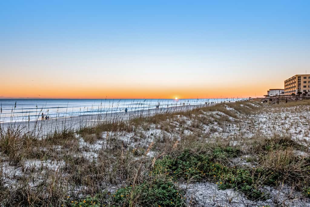 Blu 105 - Gulf-front condo with pools and seasonal beach service in a gated community