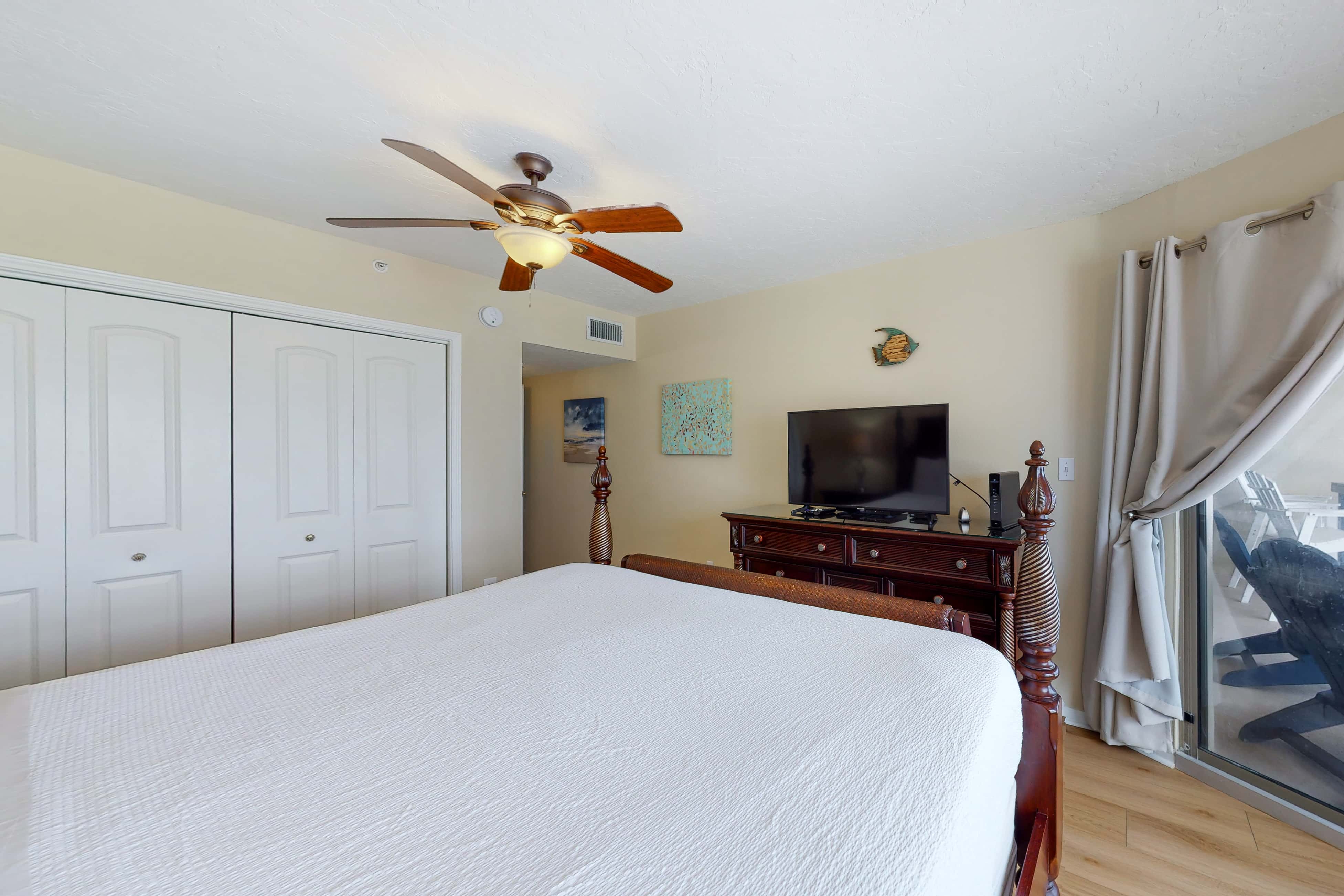 Beautiful Gulf-front Condo with a Community Pool and Seasonal Beach Service