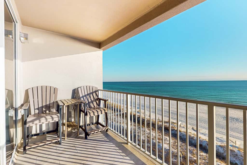 Oceanfront, 7th floor condo with balcony, pool, hot tub, AC & washer&dryer
