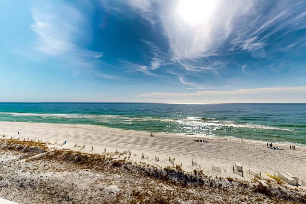 Oceanfront, 7th floor condo with balcony, pool, hot tub, AC & washer&dryer