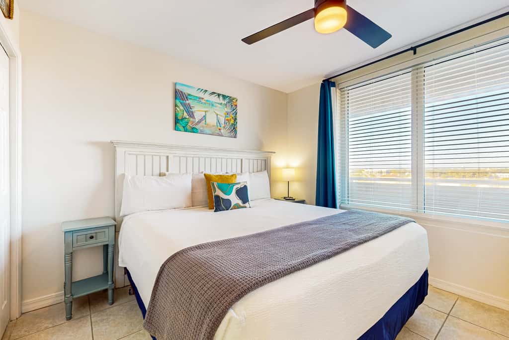 Oceanfront, 7th floor condo with balcony, pool, hot tub, AC & washer&dryer