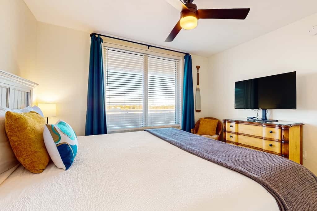 Oceanfront, 7th floor condo with balcony, pool, hot tub, AC & washer&dryer