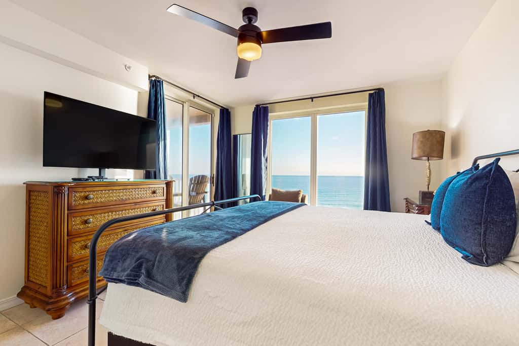 Oceanfront, 7th floor condo with balcony, pool, hot tub, AC & washer&dryer