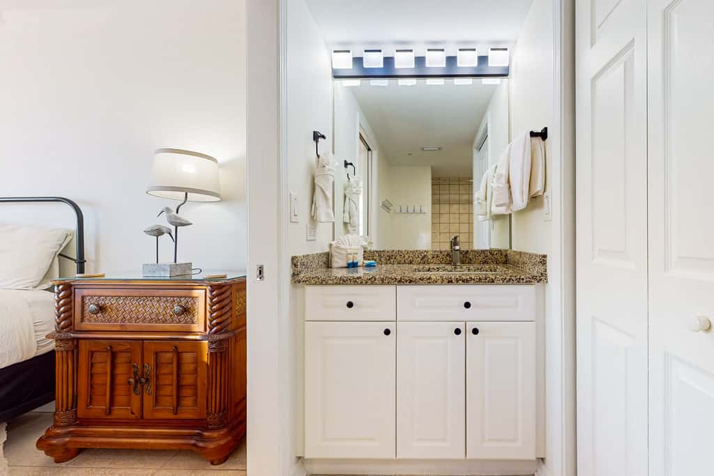 Oceanfront, 7th floor condo with balcony, pool, hot tub, AC & washer&dryer