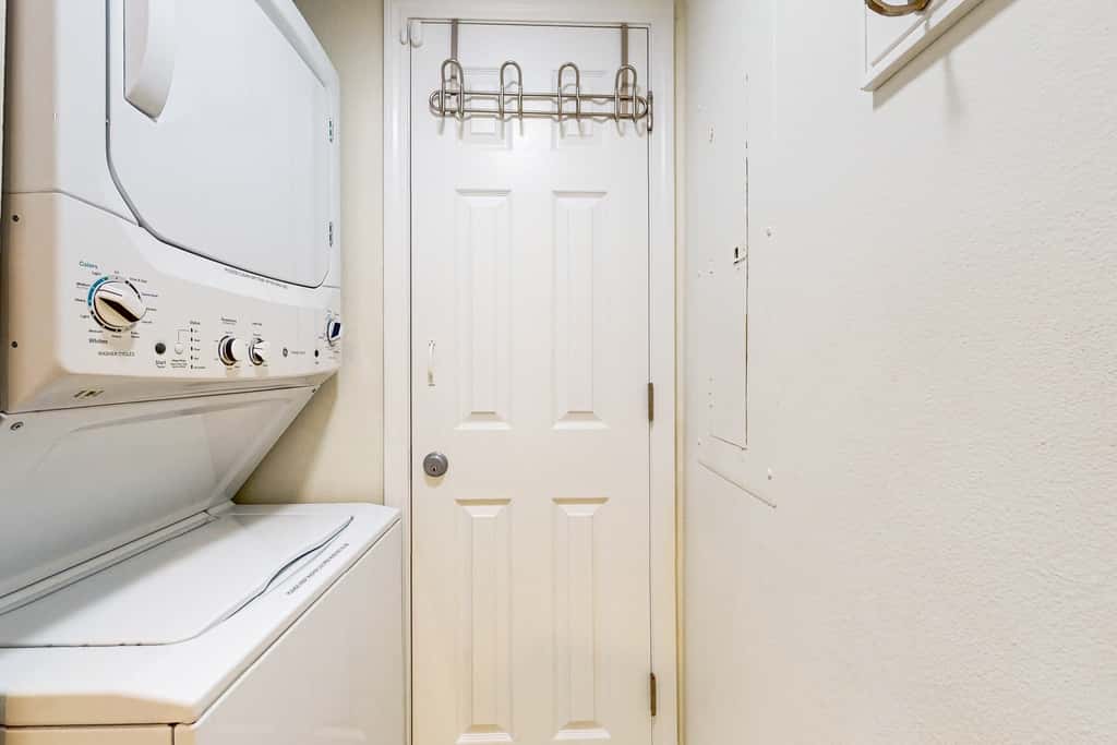 Oceanfront, 7th floor condo with balcony, pool, hot tub, AC & washer&dryer