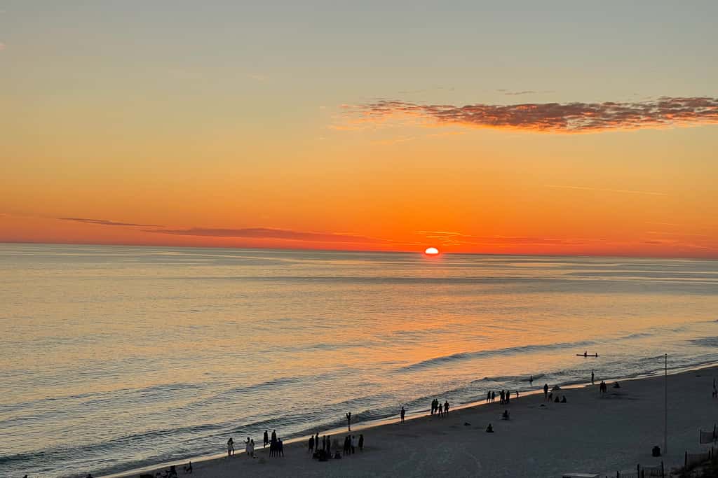 Oceanfront, 7th floor condo with balcony, pool, hot tub, AC & washer&dryer