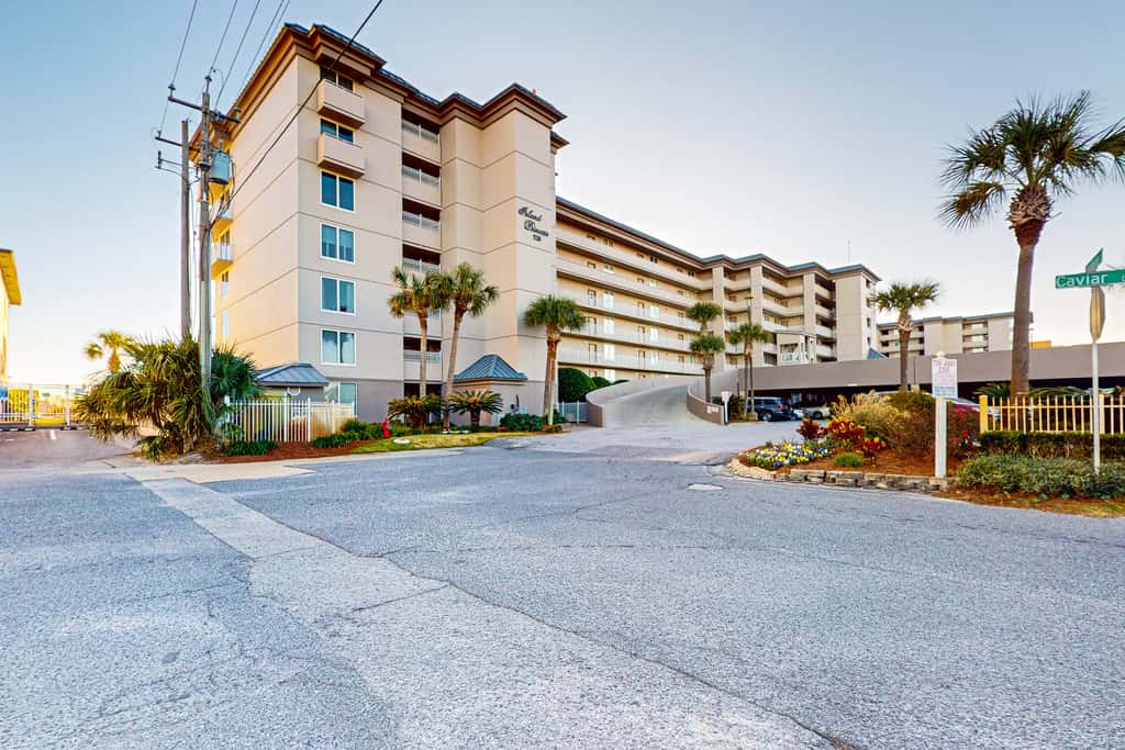 Oceanfront, 7th floor condo with balcony, pool, hot tub, AC & washer&dryer