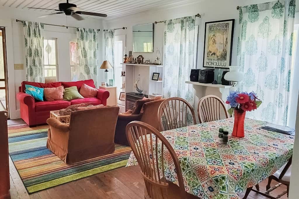 Classic coastal cottage with screened deck, hammock & washer&dryer
