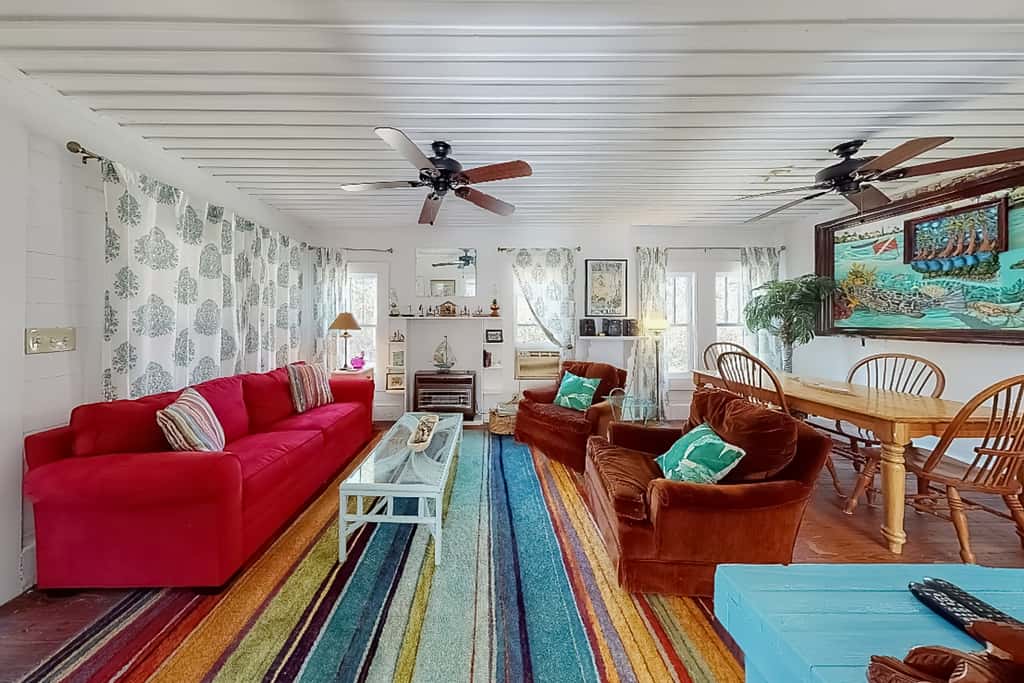 Classic coastal cottage with screened deck, hammock & washer&dryer