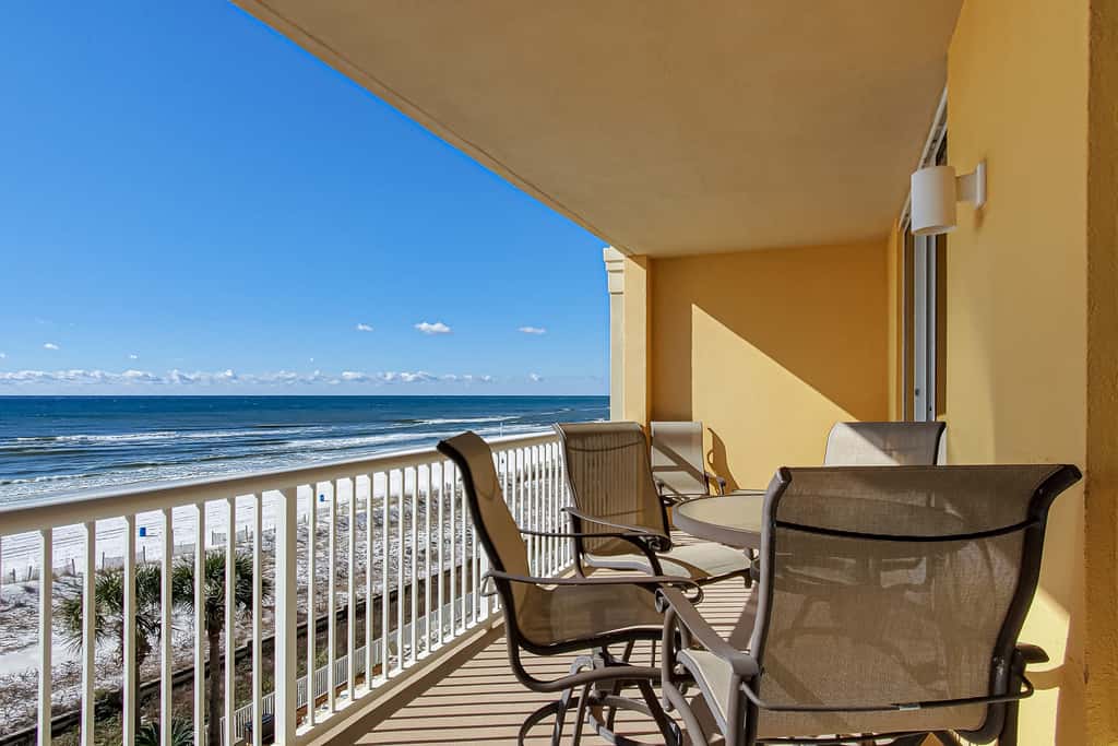 Gorgeous beachfront condo, private balcony, shared pool and beach access
