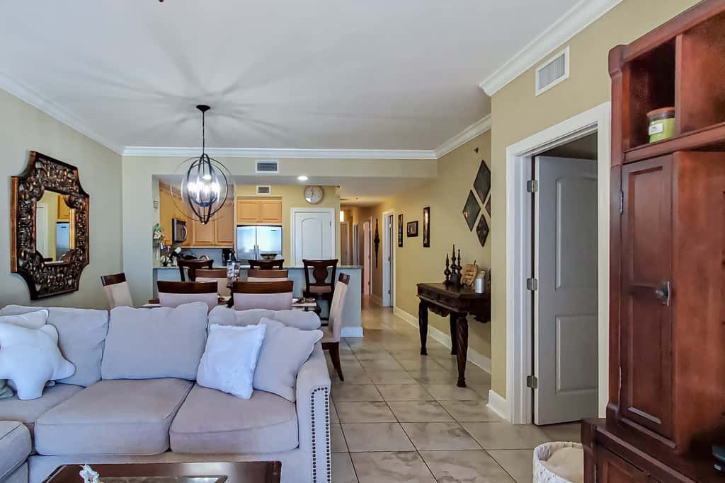Gorgeous beachfront condo, private balcony, shared pool and beach access