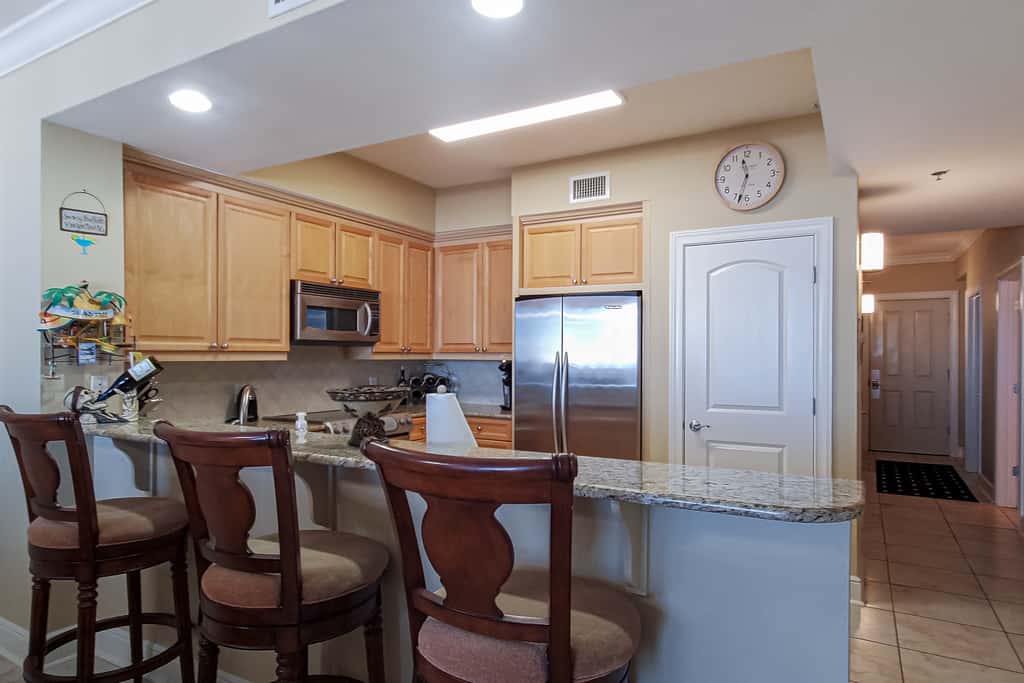 Gorgeous beachfront condo, private balcony, shared pool and beach access