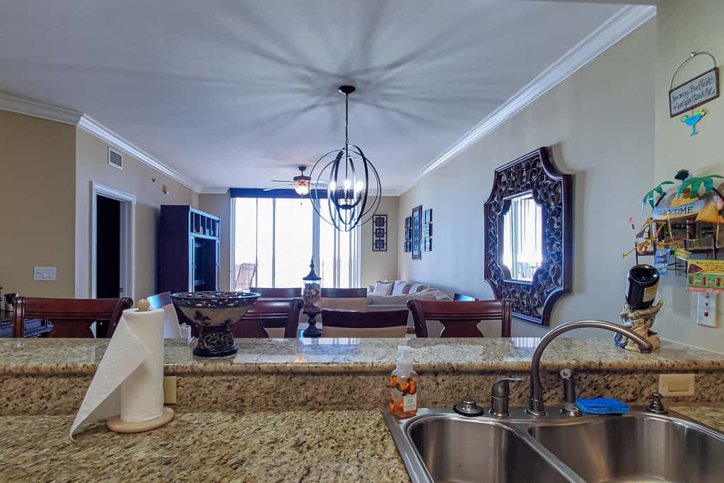 Gorgeous beachfront condo, private balcony, shared pool and beach access