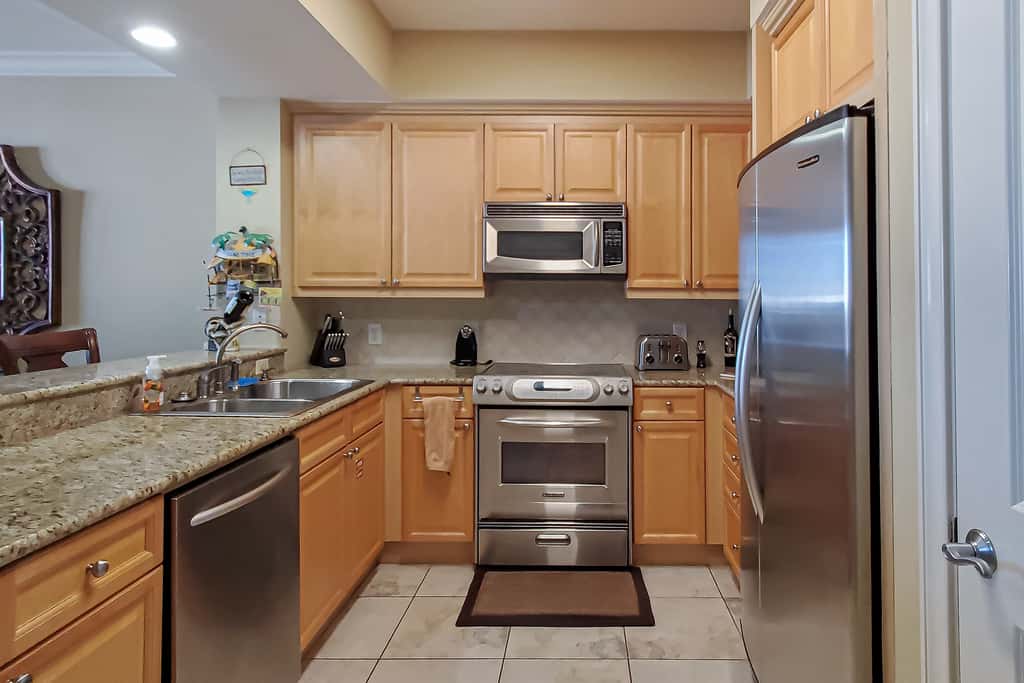 Gorgeous beachfront condo, private balcony, shared pool and beach access
