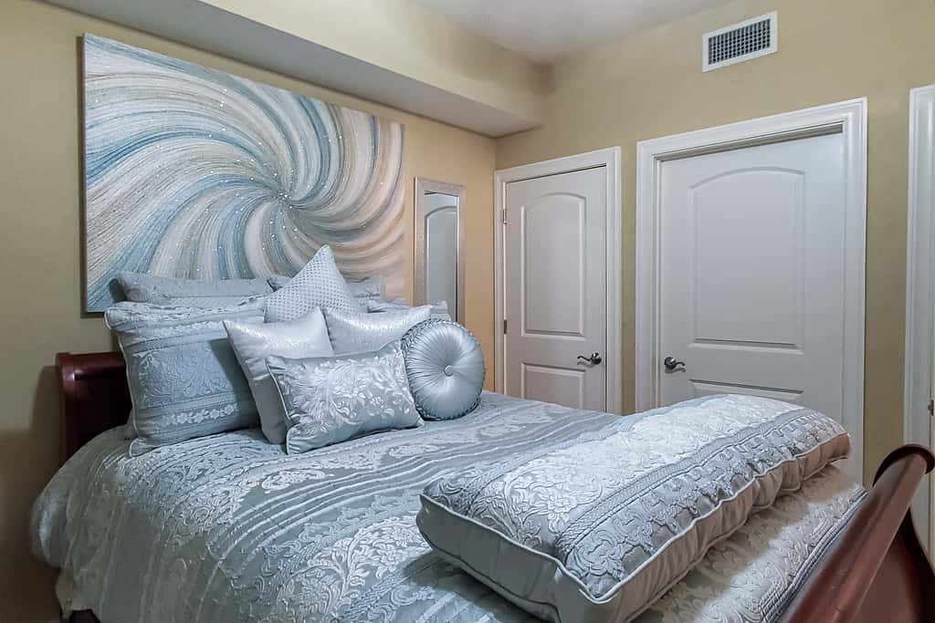 Gorgeous beachfront condo, private balcony, shared pool and beach access