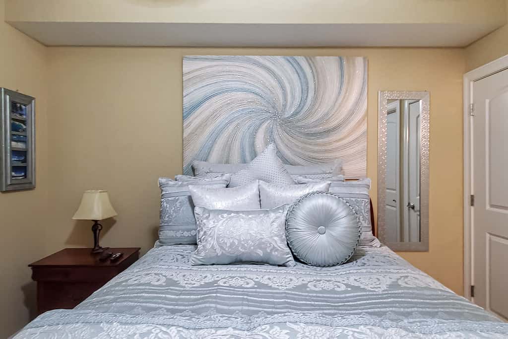Gorgeous beachfront condo, private balcony, shared pool and beach access