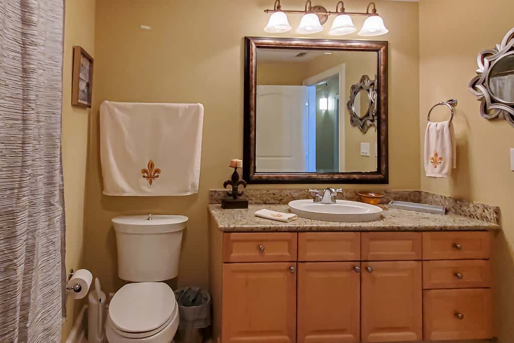 Gorgeous beachfront condo, private balcony, shared pool and beach access
