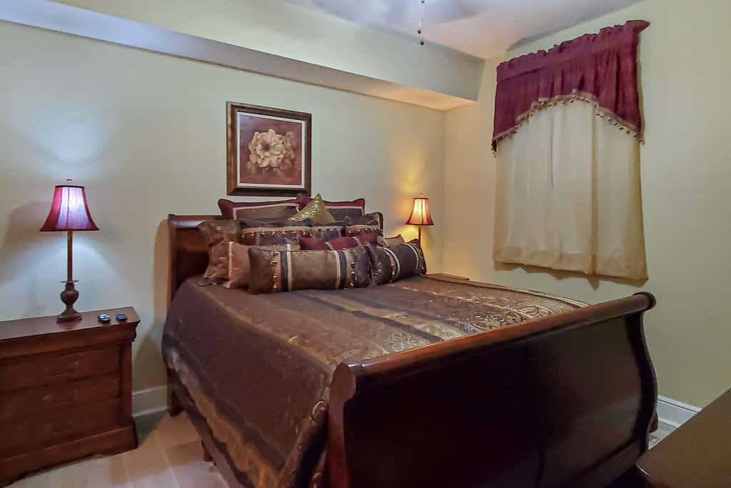 Gorgeous beachfront condo, private balcony, shared pool and beach access