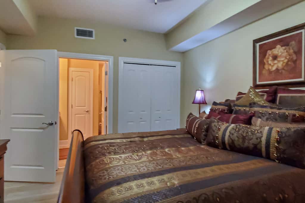 Gorgeous beachfront condo, private balcony, shared pool and beach access