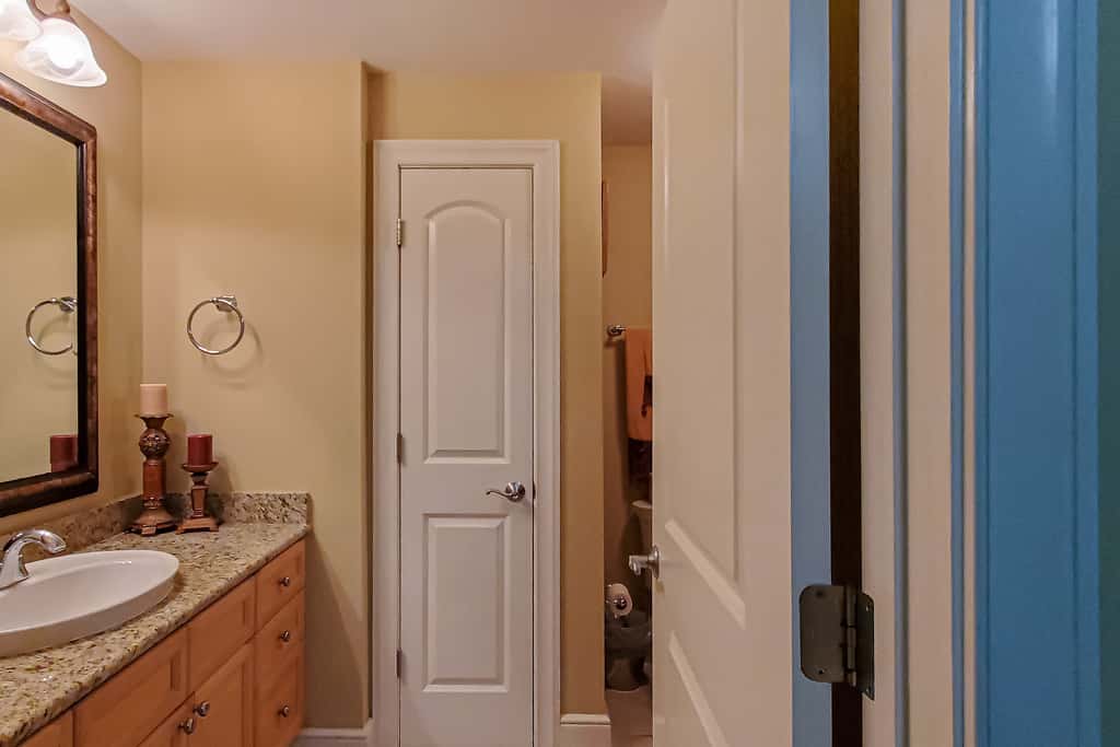 Gorgeous beachfront condo, private balcony, shared pool and beach access