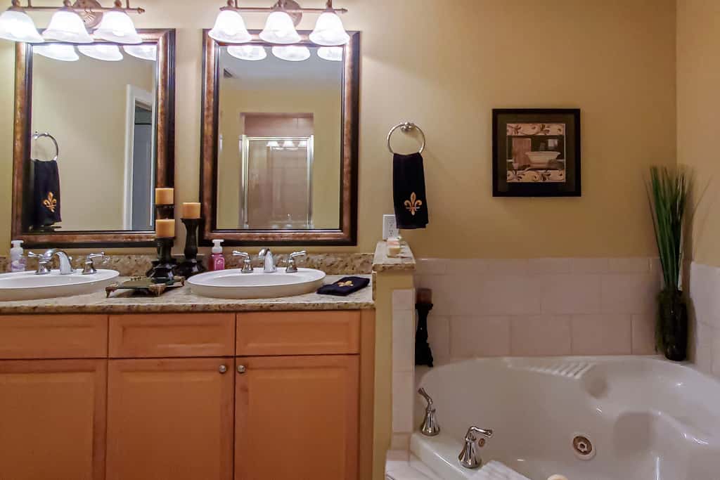 Gorgeous beachfront condo, private balcony, shared pool and beach access