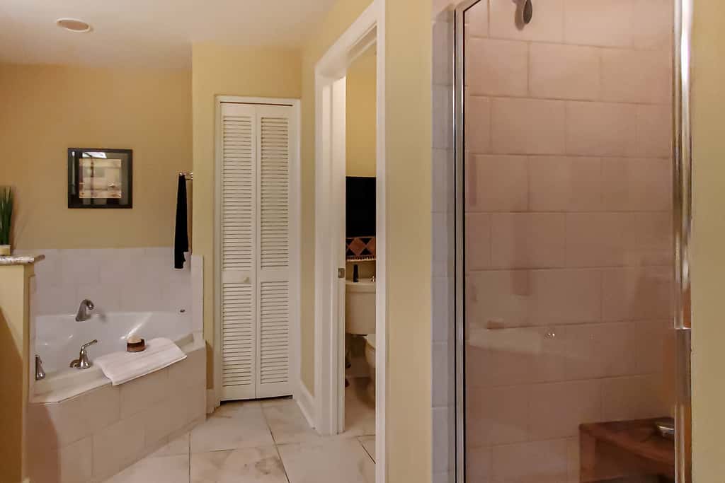 Gorgeous beachfront condo, private balcony, shared pool and beach access