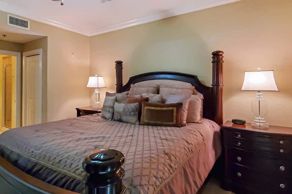 Gorgeous beachfront condo, private balcony, shared pool and beach access