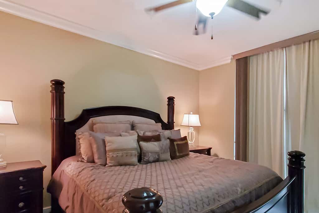 Gorgeous beachfront condo, private balcony, shared pool and beach access