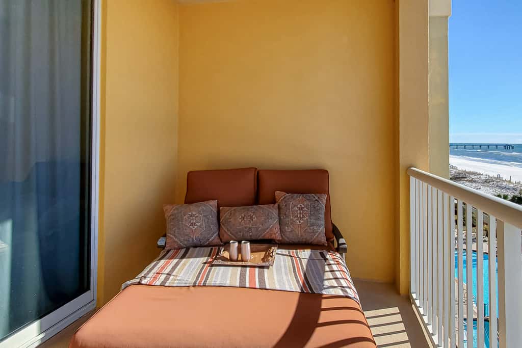 Gorgeous beachfront condo, private balcony, shared pool and beach access