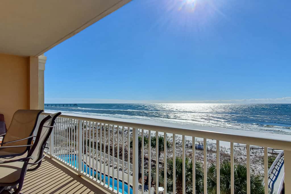 Gorgeous beachfront condo, private balcony, shared pool and beach access