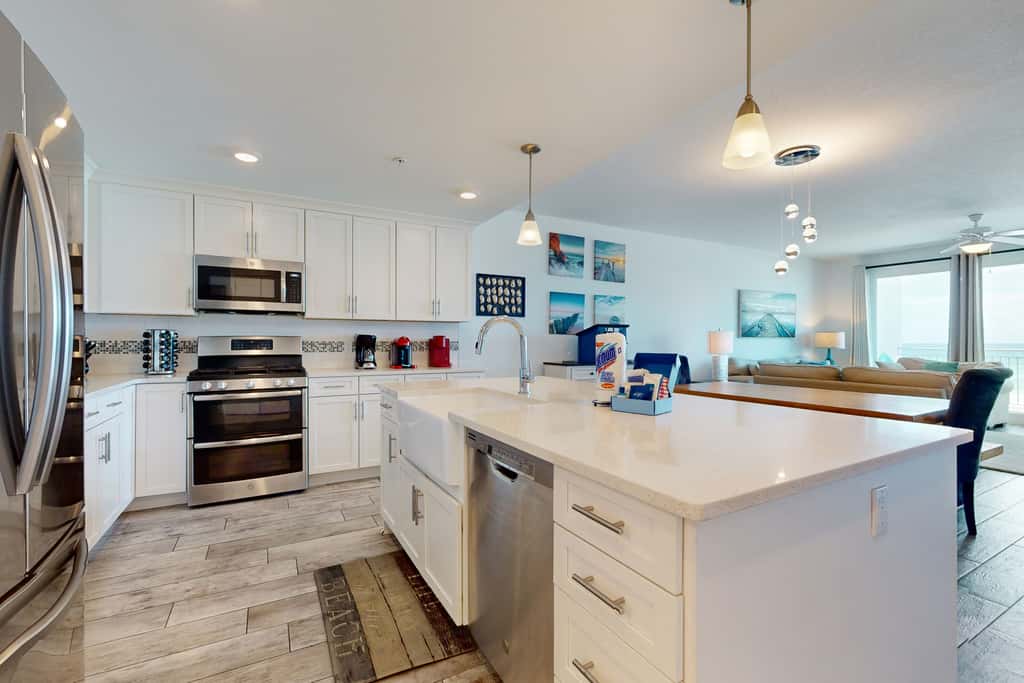 Blu 305 - Gulf-front condo with upgraded features - quick drive to entertainment