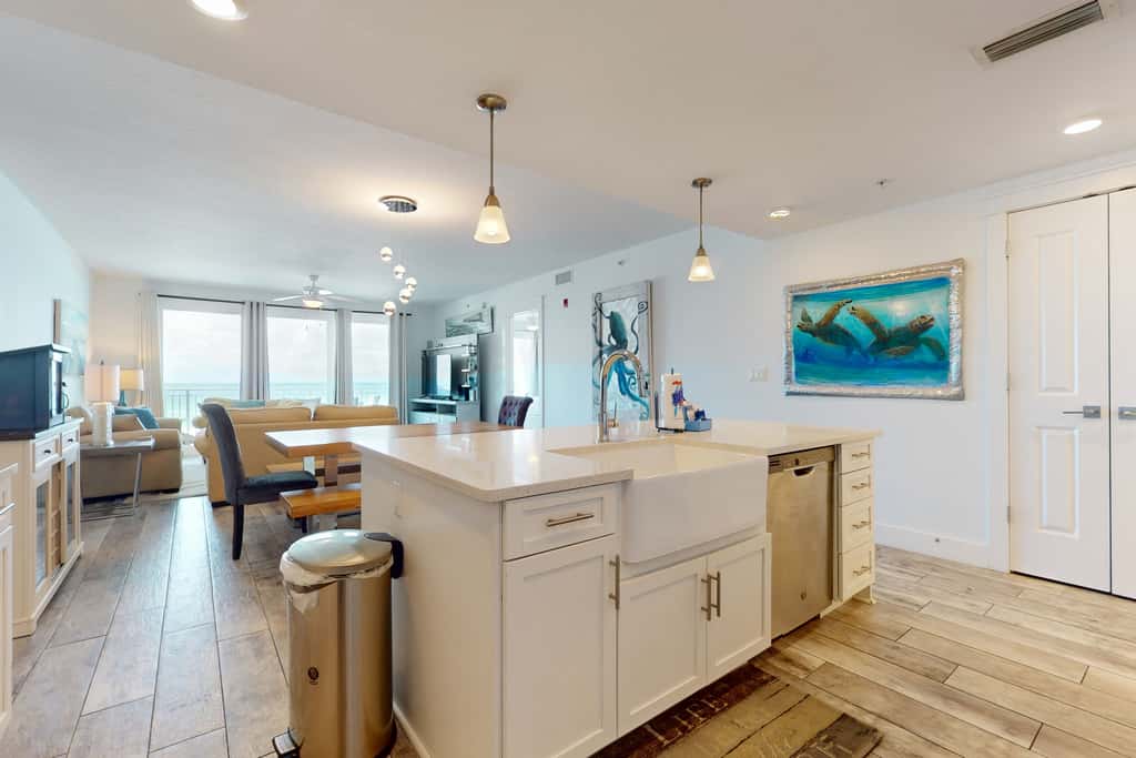 Blu 305 - Gulf-front condo with upgraded features - quick drive to entertainment
