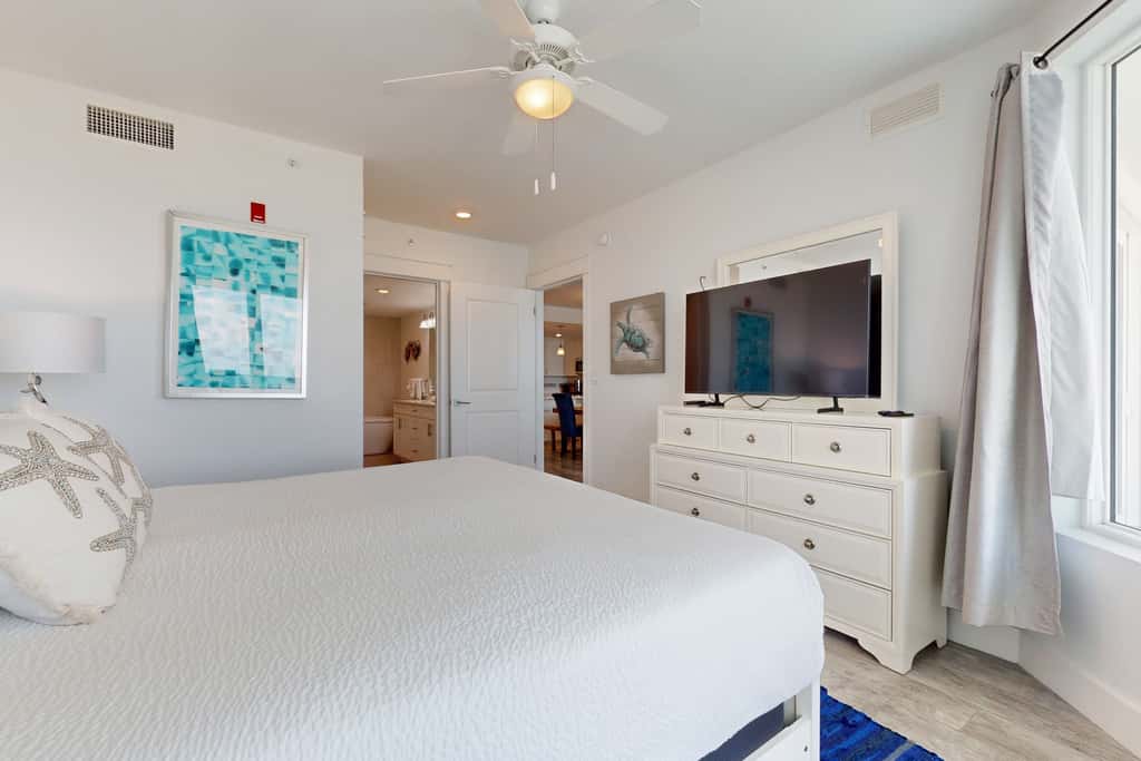 Blu 305 - Gulf-front condo with upgraded features - quick drive to entertainment