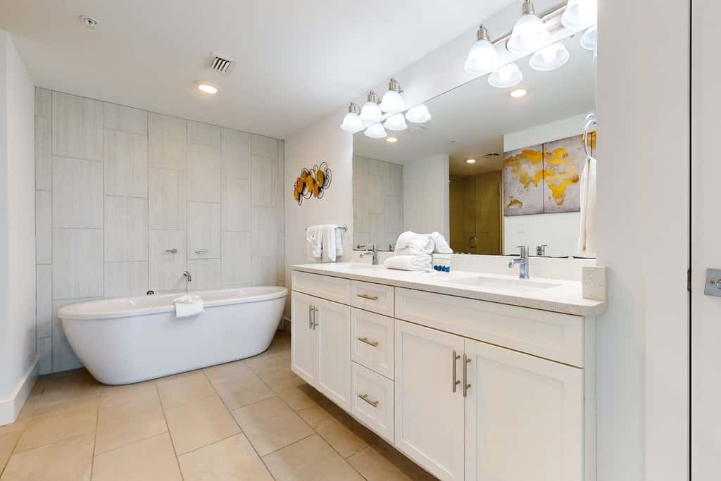 Blu 305 - Gulf-front condo with upgraded features - quick drive to entertainment