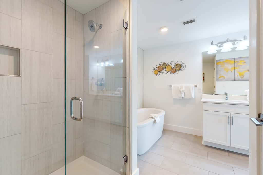 Blu 305 - Gulf-front condo with upgraded features - quick drive to entertainment