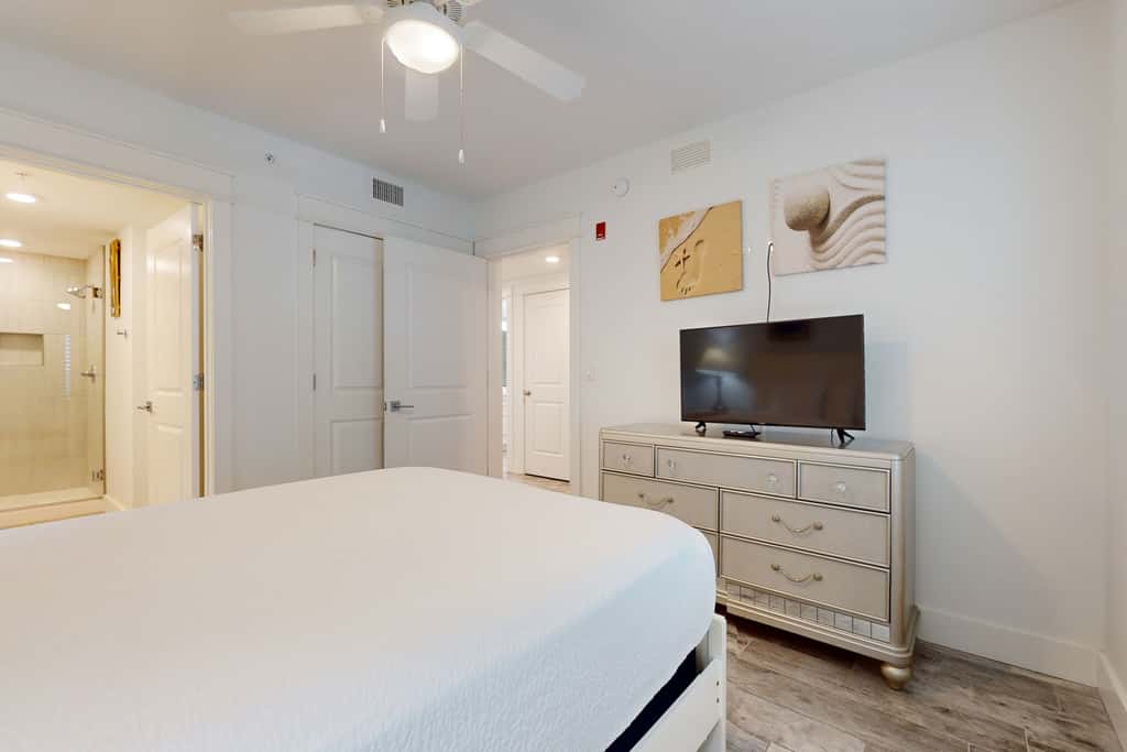Blu 305 - Gulf-front condo with upgraded features - quick drive to entertainment